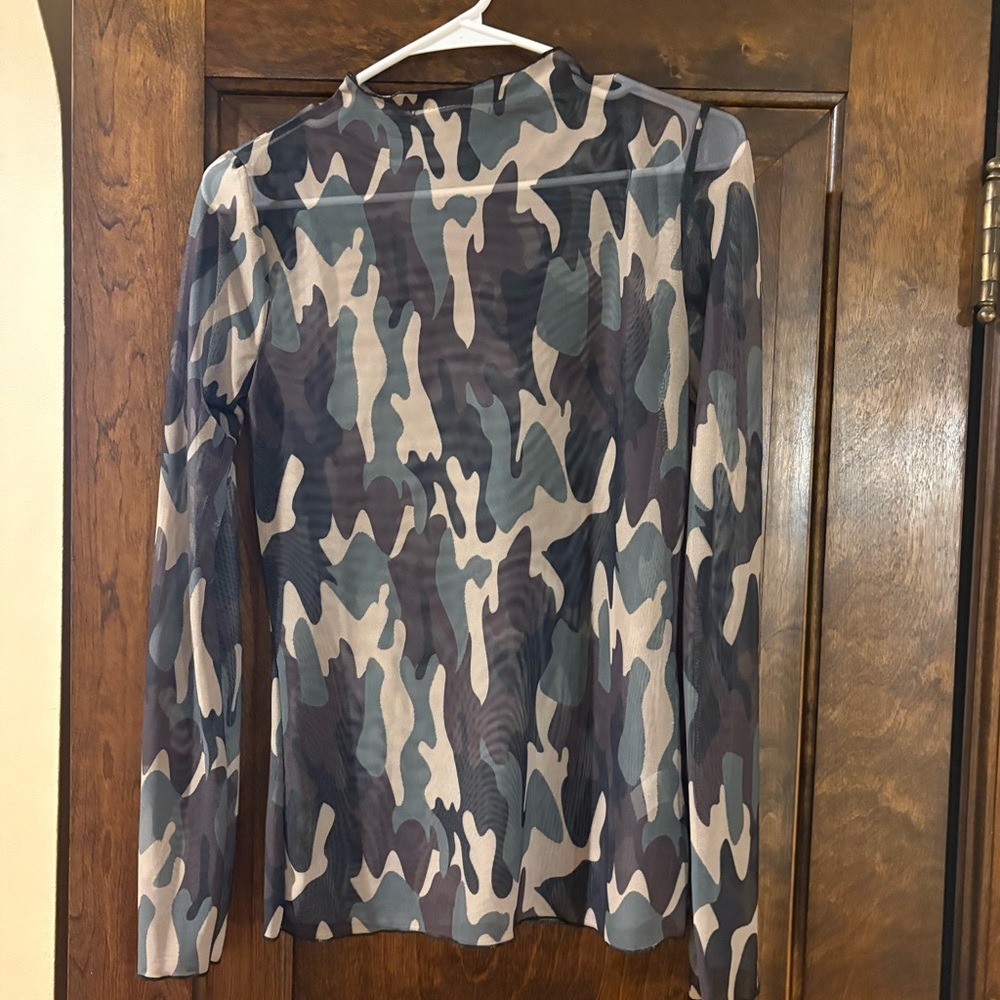 NWT Sheer camo MOCK NECK SZ small